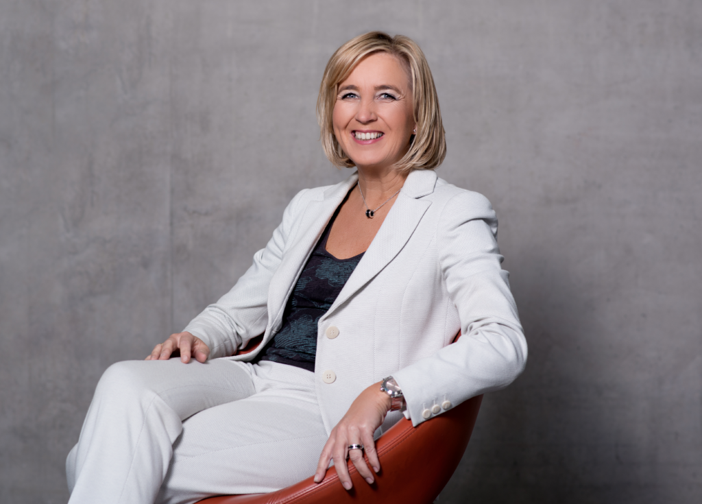 Barbara Schulte in weißem Hosenanzug