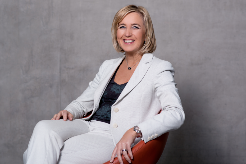 Barbara Schulte in weißem Hosenanzug