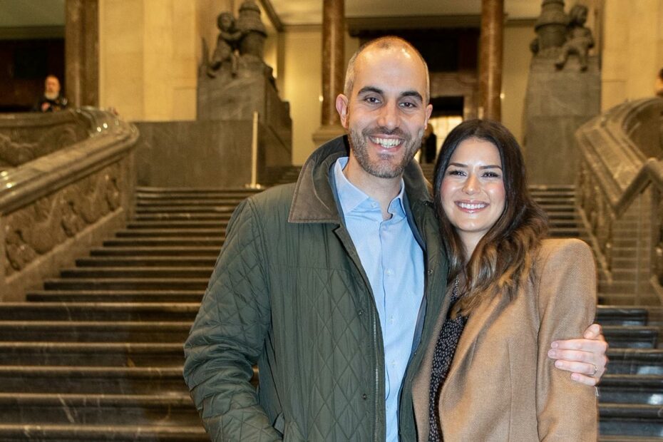 OB Belit Onay mit Ehefrau vor dem Rathaus