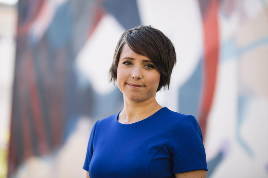 Gina Schöler vom Kunstprojekt MInisterien für Glück und Wohlbefinden