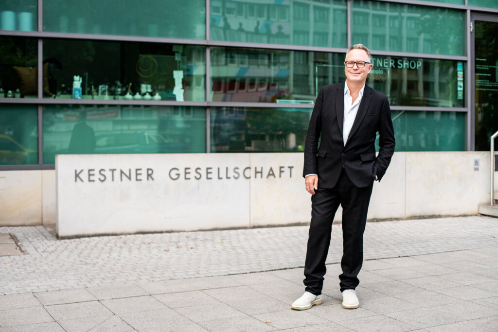 Adam Budak vor dem Gebäude der Kestner Gesellschaft