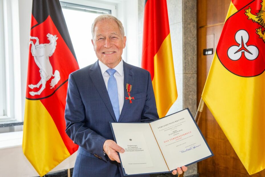 Klaus Grupe mit Verdienstkreuz