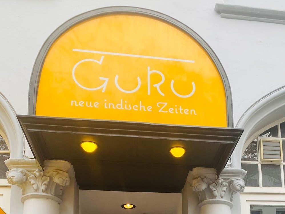 Besitzer Gurcharn Dass vor seinem indischen Restaurant in Hannover