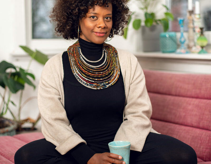 Denise M'Baye in ihrem Wohnzimmer