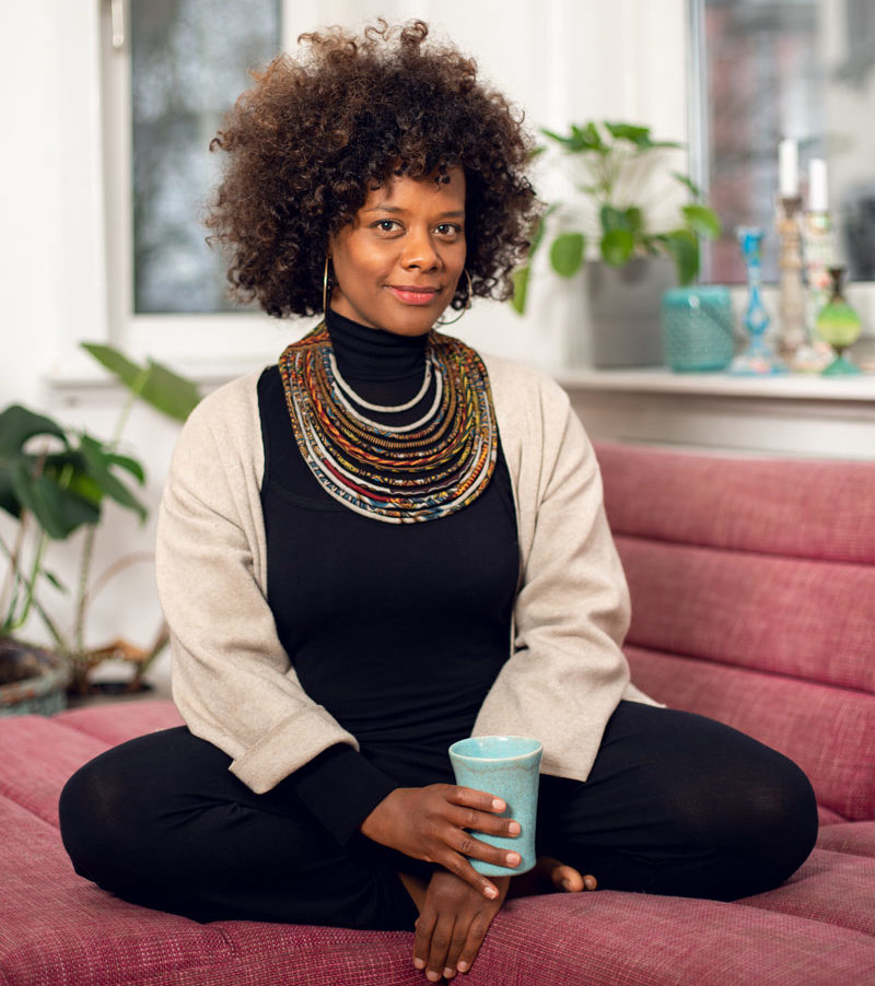 Denise M'Baye in ihrem Wohnzimmer