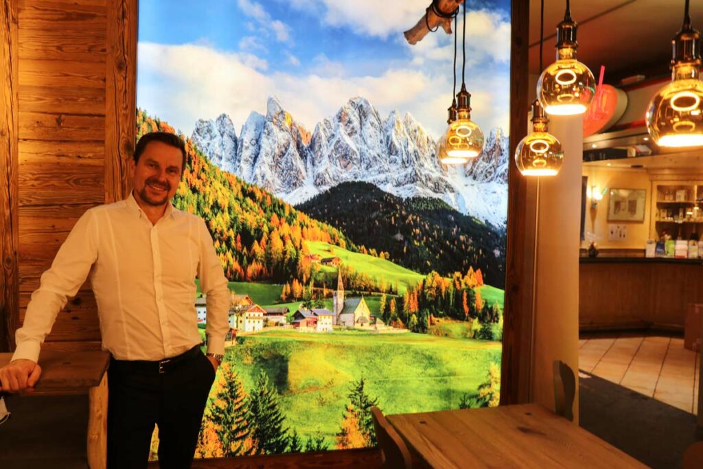 Besitzer Björn Peickert vor seinem Stand in der Markthalle