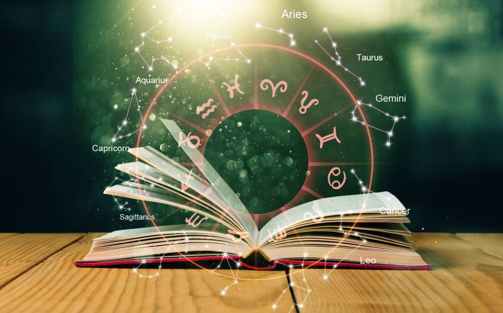 Buch mit astrologischen Zeichen