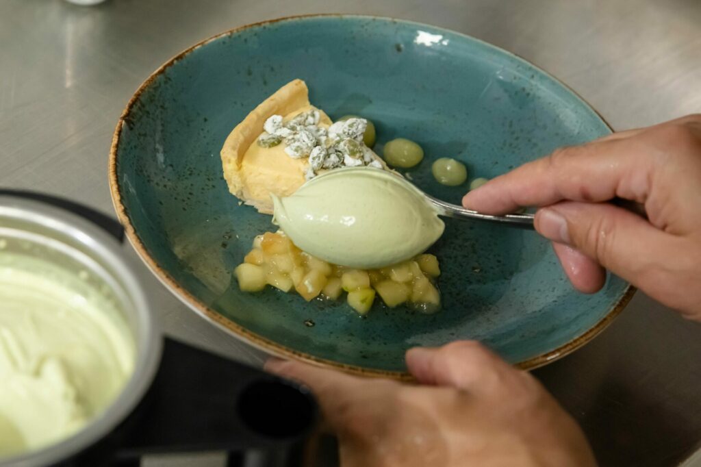 Kürbis-Eis auf Teller angerichtet © Tobias Wölki