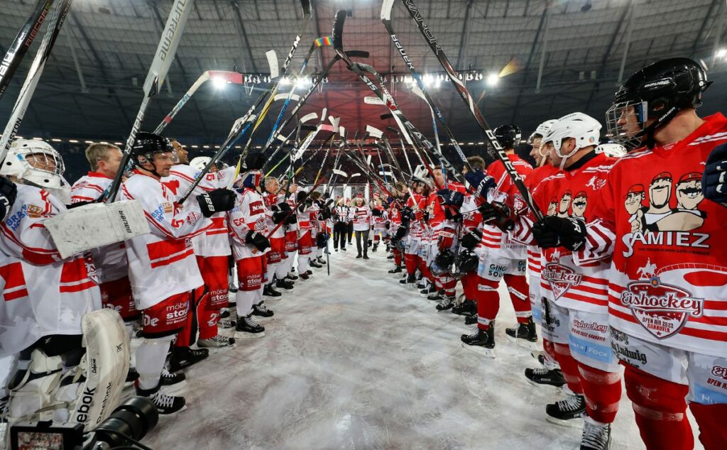 Teams auf dem Eis beim Charity-Spiel