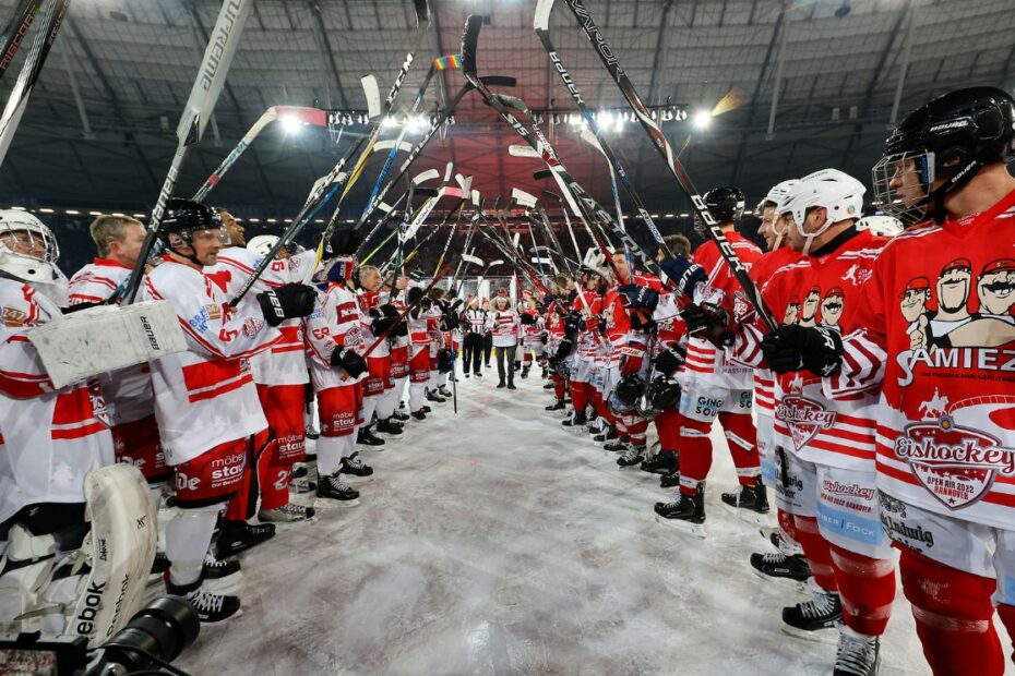 Teams auf dem Eis beim Charity-Spiel