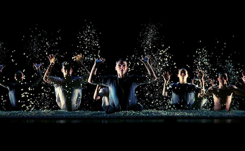 Tänzer im fliegenden Popcorn