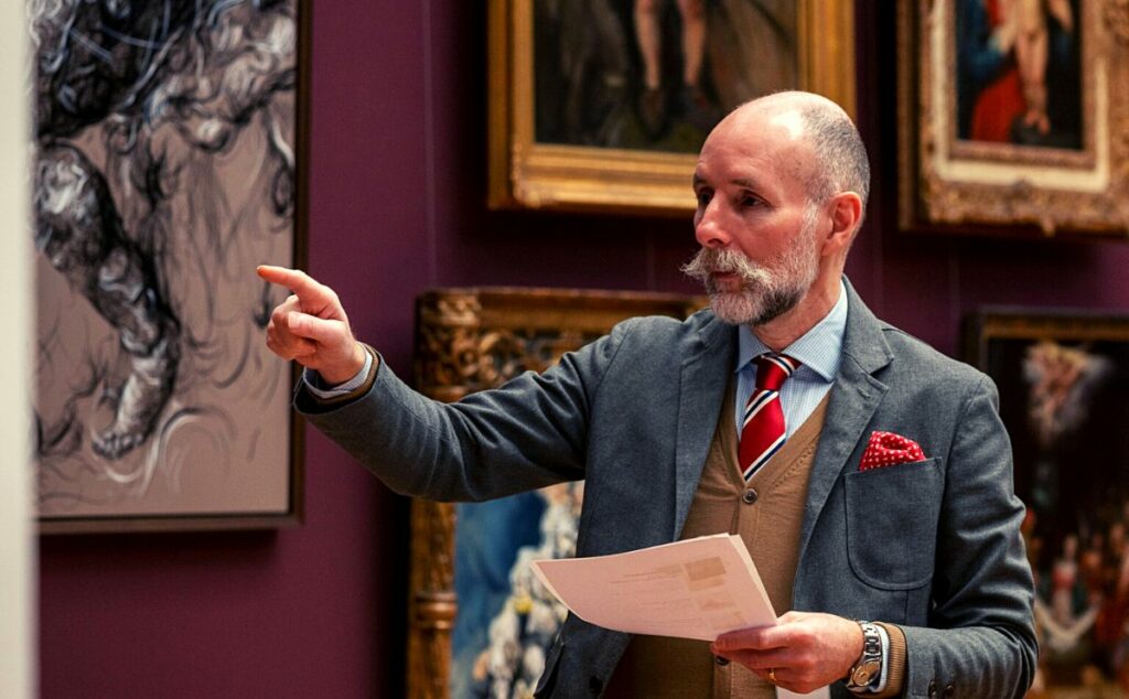 Glenn Brown vor Gemälden