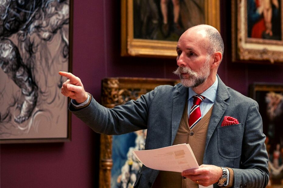 Glenn Brown vor Gemälden