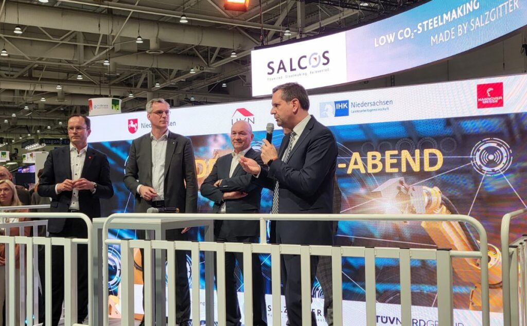 Minister Olaf Ließ bei seiner Eröffnungsrede. Dr. Jochen Klöckler, Vorstandsvorsitzender der Deutschen Messe AG, Gunnar Groebler, Vorstand der Salzgitter AG, Dr. Volker Müller, Hauptgeschäftsführer der Unternehmerverbände Niedersachsen, Wirtschaftsminister Olaf Lies.