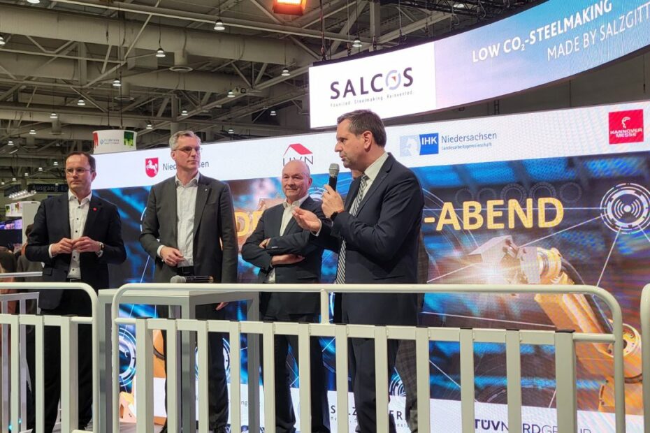 Minister Olaf Ließ bei seiner Eröffnungsrede. Dr. Jochen Klöckler, Vorstandsvorsitzender der Deutschen Messe AG, Gunnar Groebler, Vorstand der Salzgitter AG, Dr. Volker Müller, Hauptgeschäftsführer der Unternehmerverbände Niedersachsen, Wirtschaftsminister Olaf Lies.