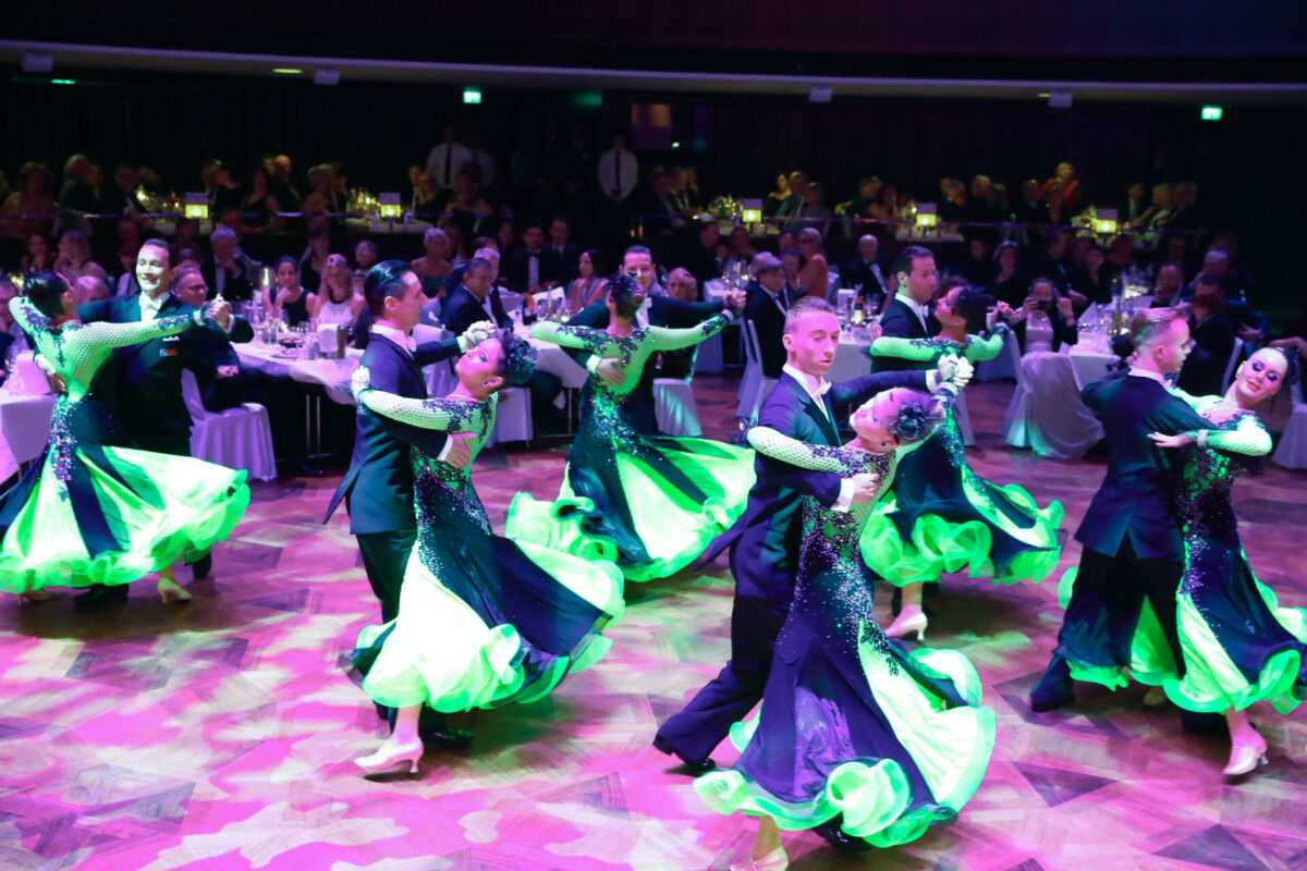 Profitänzer beim Ball des Sports.