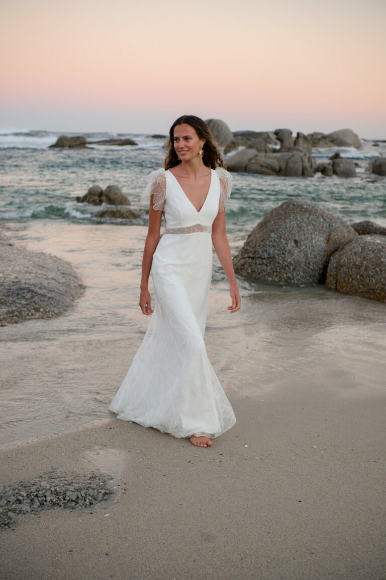 Braut im Brautkleid am Strand